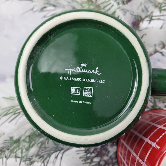 Pair of Hallmark Mugs in Red and Green with White Gridlines - Picture 6 of 8